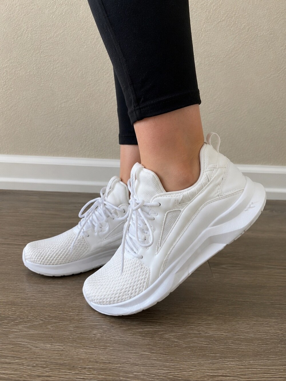 Reebok Women's White Mesh Lace-Up Athletic Sneakers US 5
